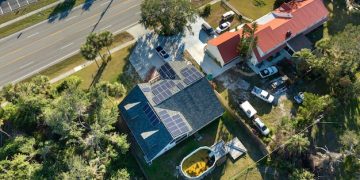 300,000 US Homes Powered by Renewables by 2025: Solar & Wind Surge - Cover Image