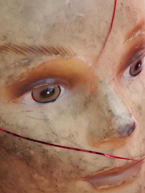 A split image contrasting the incision size and placement of a minimally invasive facelift (left) versus a traditional facelift (right). The image emphasizes the smaller scars associated with the minimally invasive approach.